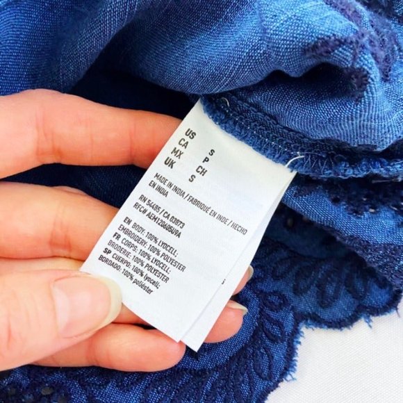 SOLD American Eagle Off Shoulder Blue Chambray Floral Eyelet Bell Sleeve Top S - Picture 10 of 11